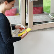 Holzfenster pflegen und Lackschäden kontrollieren